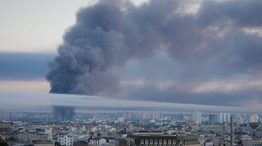 Ukrajina zasiahnla jednu z najvetsich ruskich rafinerii Pri utoku podla uradov zahynul civilista