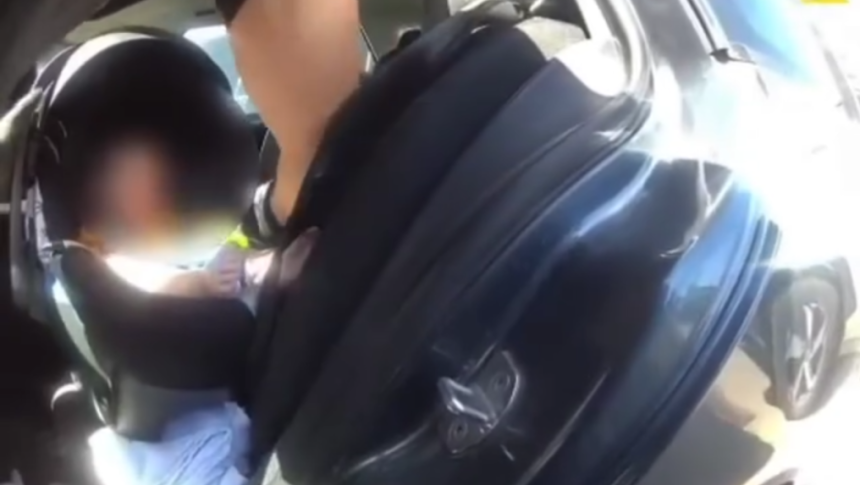 VIDEO Akcia pri ktorej islo o minuty Policajti zachranili polrocne babatko z uzamknuteho auta
