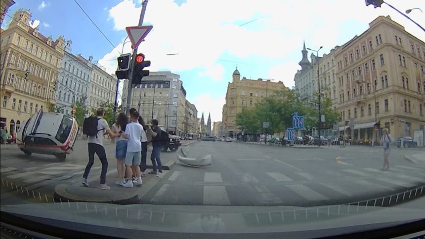 VIDEO Internetom koluje video nehody ceskeho politika Turka letiace vozidlo tesne minulo chodcov