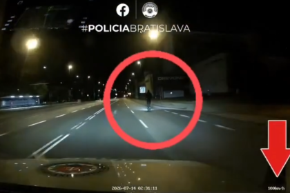 VIDEO Kolobezkar unikol pred policajtmi rychlostou 100 km h zastavil ho az naraz do odstaveneho nakladiaka