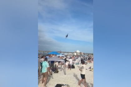 VIDEO Stihacka akrobatickej skupiny americkeho namornictva preletela tesne nad plazou plnou ludi incident vysetruju