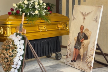 Zlata truhla ziva hudba dve limuziny a stovky smutiacich na Spisi pochovali baronku