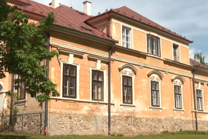 ked ho nasli medzi naletovymi drevinami ho nebolo vidiet kastiel v latkovciach kedysi navstivili aj stur a dubcek