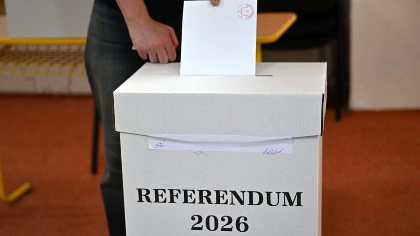 referenda sa zucastnil prezident hlasovat chce aj predseda nr sr premier sa nezucastni opozicia nie je jednotna