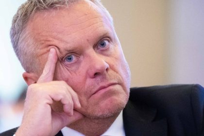 sef nk varoval pred podozreniami z korupcie a zneuzivania eurofondov teraz celi kritike zo strany koalicie