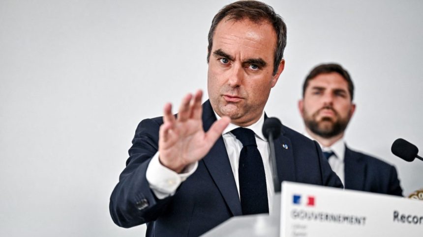 Francuzskeho premiera obcania vypiskali Krajina sa spamata va z nicivych poziarov vlada celi kritike