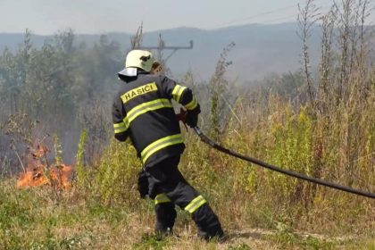 Hasici tvrdia ze poziare pri osadach zakladaju ich obyvatelia Dokonca na nich utocia kamenmi ked bojuju s ohnom