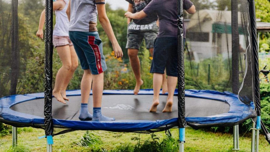 Lekari z pohotovosti varuju pred urazmi na trampolinach zabava sa moze skoncit devastujucimi zraneniami