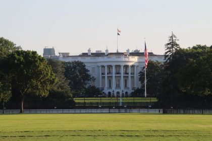 Odstepenci od hnutia MAGA by mohli zalozit tretiu stranu Niekdajsii Trumpov spojenec predstavil novu viziu pre USA