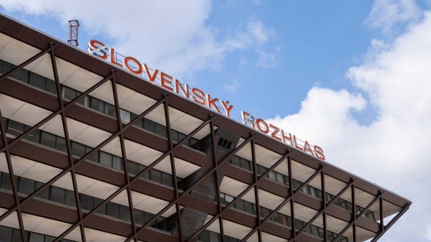 Presne pred 100 rokmi zazneli prve slova Slovenskeho rozhlasu Odstartovali Radiozurnal ktory pretrvava dodnes
