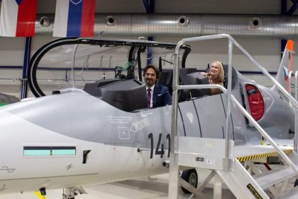 Proti dronom aj na vycvik pilotov F 16 R Kalinak planuje kupit ceske stihacky Skyfox