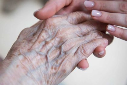 Seniori sa zacinaju zaujimat o rodicovsky prispevok od deti danovy urad a socialna poistovna im informacie neposkytuju