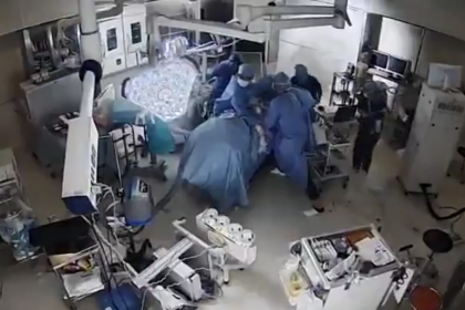 VIDEO Zemetrasenie v Japonsku prekvapilo lekarov priamo pocas operacie pacienta chranili vlastnymi telami
