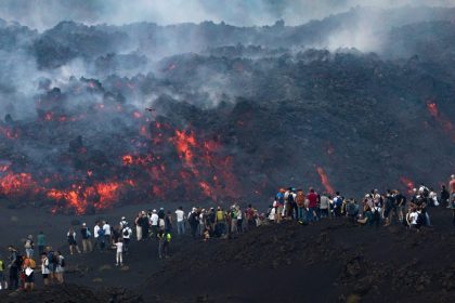 VIDEO zerava lava stekajucca po svahoch Etny laka turistov Mnohi na sopku vyrazaju bez sprievodcov alebo v zabkach