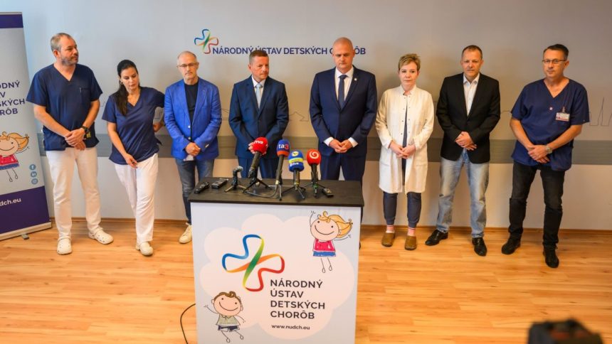 specialisti nudch posudzuju moznosti dalsieho postupu pri siamskych dvojcatach