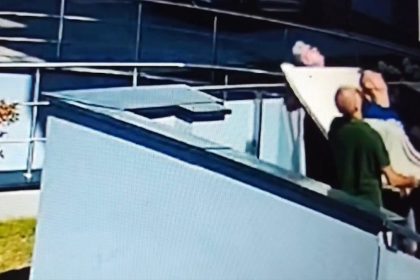 video stvorrocne dieta v polske vypadlo z balkona na piatom poschodi traja muzi ho zachytili do deky