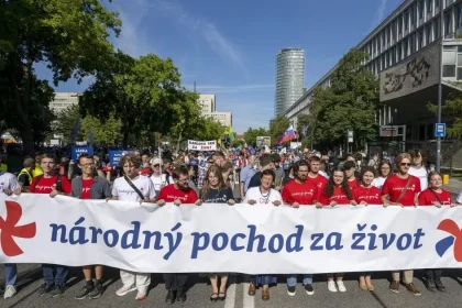 30-tisíc ľudí pochodovalo Bratislavou za zrušenie interrupcií a surogácie