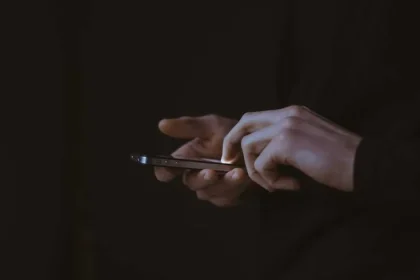 AI pomáha podvodníkom vydávať sa za partnerov, varujú odborníci