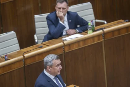 Ako bude koalícia vládnuť ďalej, je otázne. V Smere sú podľa Glücka pripravení na všetko