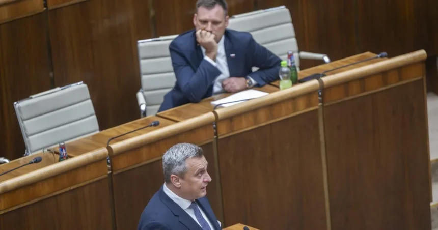 Ako bude koalícia vládnuť ďalej, je otázne. V Smere sú podľa Glücka pripravení na všetko