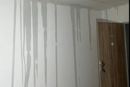 Do nových bytov v Jelšave sa mali sťahovať na jeseň, vytopila ich havária potrubia