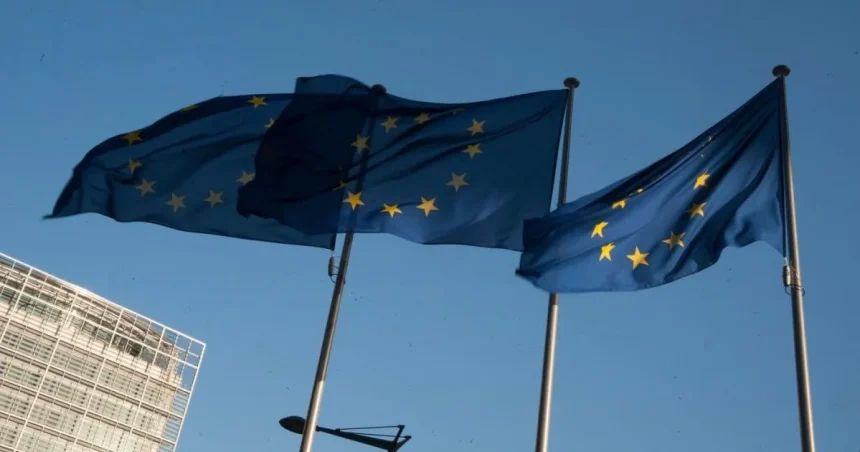EÚ predĺžila sankcie voči Rusku o týždeň, komplikuje ich veto Slovenska a Francúzska