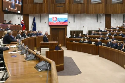 Koalícia vidí správu ako vyváženú, opozícia tvrdí, že len obhajoval vládu
