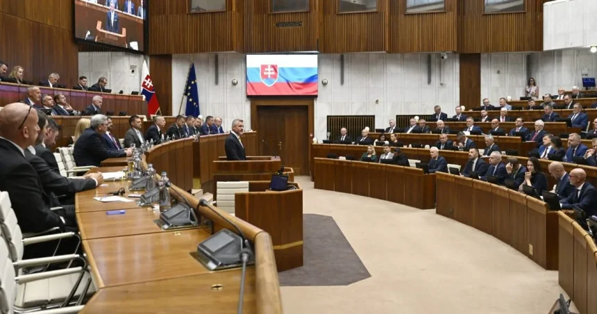 Koalícia vidí správu ako vyváženú, opozícia tvrdí, že len obhajoval vládu