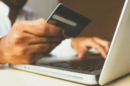 Podvodníci posielajú SMS o nezaplatených poplatkoch, varuje polícia