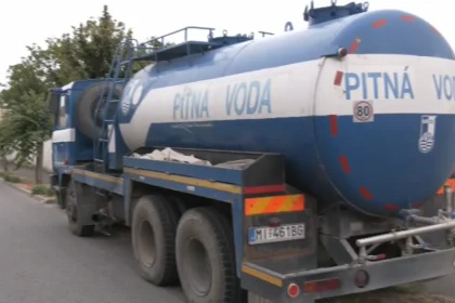 Polícia rieši problém s vodou v Michalovciach, studňu napojili na potrubie
