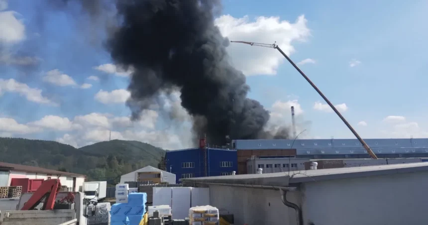 Pri oprave strechy zbrojovky ZVS Holding vypukol požiar