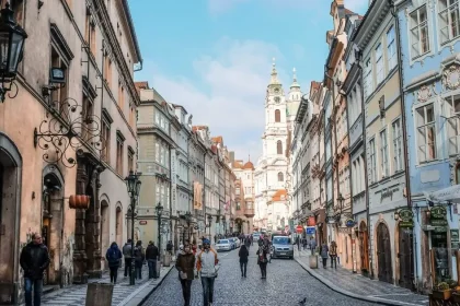 Slováci v Česku zarábajú viac než Česi aj Slováci, ktorí ostali doma