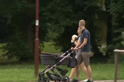 Slováci zostávajú s rodičmi dlhšie, Česi odkladajú založenie rodiny