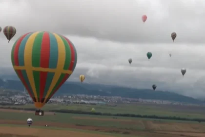 Tatranské nebo zaplnili desiatky balónov, vo Veľkej Lomnici súťažia piloti zo 17 krajín