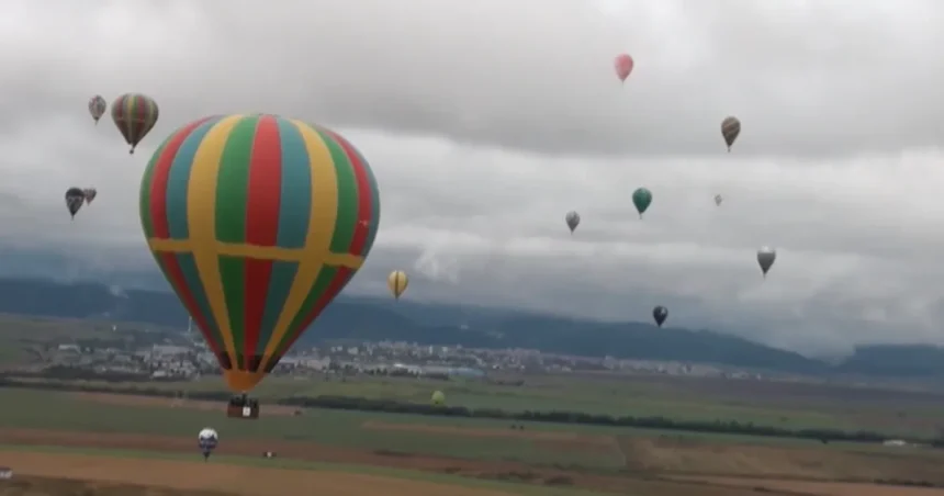 Tatranské nebo zaplnili desiatky balónov, vo Veľkej Lomnici súťažia piloti zo 17 krajín