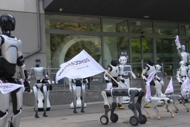 VIDEO: Pred poľským ministerstvom protestovali roboty za ochranu pracovných miest