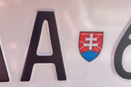 Vodičov trápi kvalita nových „ešpézetiek“: Mizne z nich štátny znak i čísla