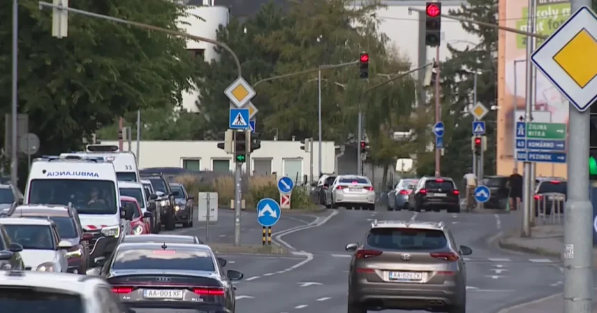 Za státie v križovatke hrozí pokuta, aj keď ste prešli na zelenú