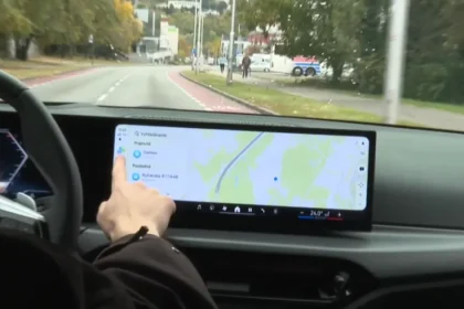 Automobilky presúvajú funkcie na displeje, čím znižujú bezpečnosť na cestách