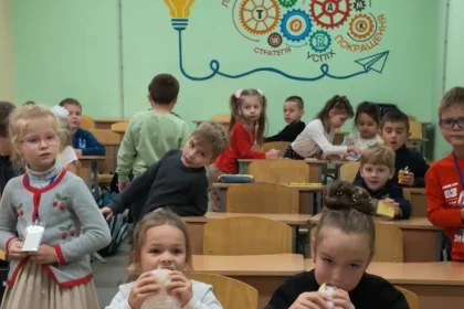 Bez okien, no v bezpečí. Tak vyzerá škola v Charkove čeliacom ruským útokom
