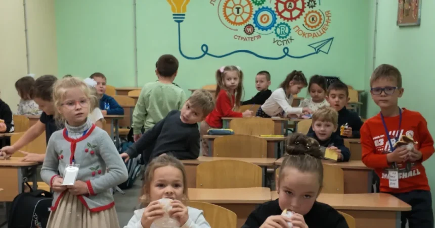 Bez okien, no v bezpečí. Tak vyzerá škola v Charkove čeliacom ruským útokom