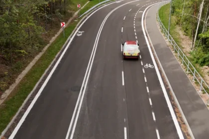 Cesta v Banskej Bystrici: tri pruhy pre autá, žiadny pre cyklistov