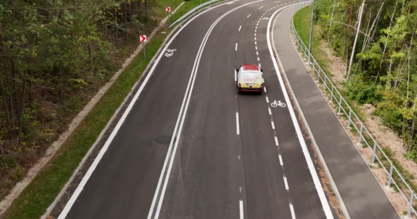Cesta v Banskej Bystrici: tri pruhy pre autá, žiadny pre cyklistov