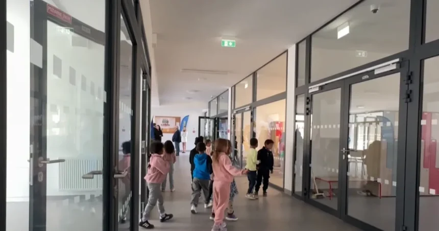 Deťom hrozilo vyučovanie na tri zmeny. V Chminianskych Jakubovanoch postavili novú školu
