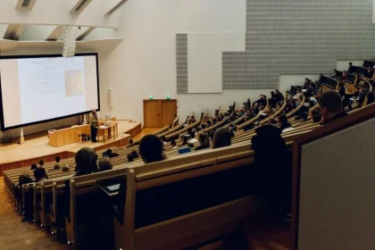 Europoslanci žiadajú viac peňazí pre Erasmus+ a zahraničné skúsenosti študentov