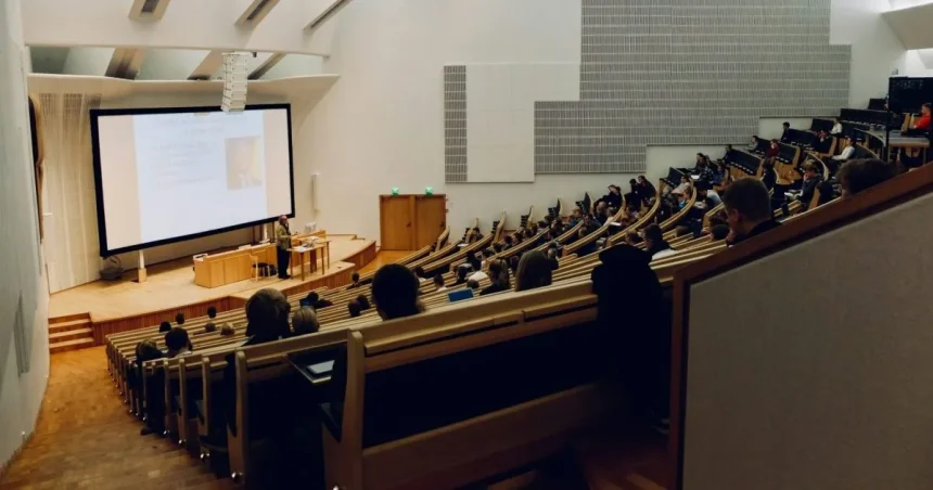 Europoslanci žiadajú viac peňazí pre Erasmus+ a zahraničné skúsenosti študentov