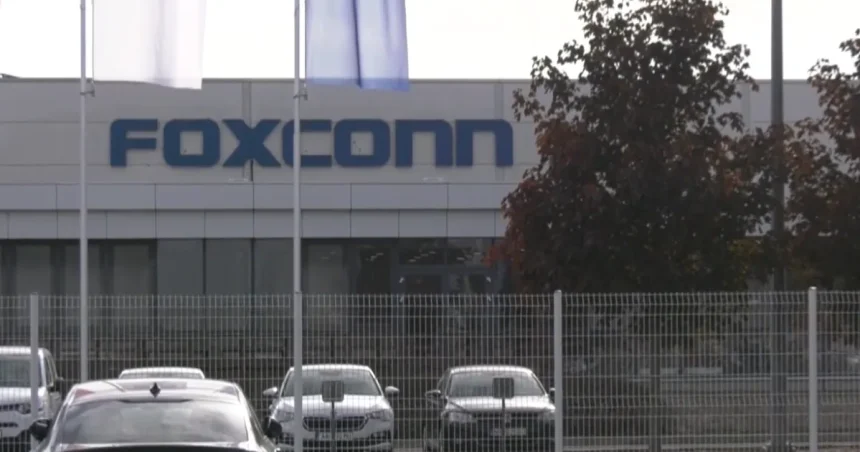 Foxconn po vlaňajšom prepúšťaní opäť naberá zamestnancov