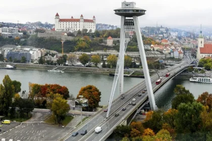 Menej ľudí verí konšpiráciám, než si myslíme