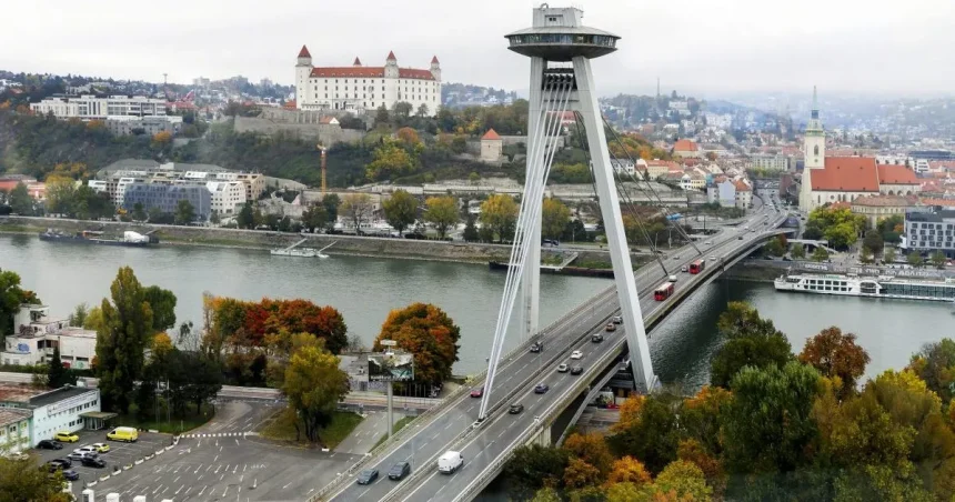 Menej ľudí verí konšpiráciám, než si myslíme