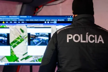 Muž obvinený z plánovania podpálenia fabriky na drony pri Prešove je na Slovensku